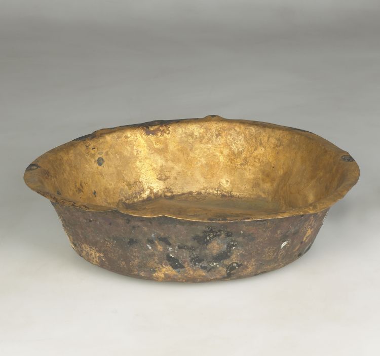 02.	Plateau de balance en laiton r&eacute;alis&eacute; par martelage, laiton, 14e-15e s. photo Romain Gilles &copy; SPW-DPat